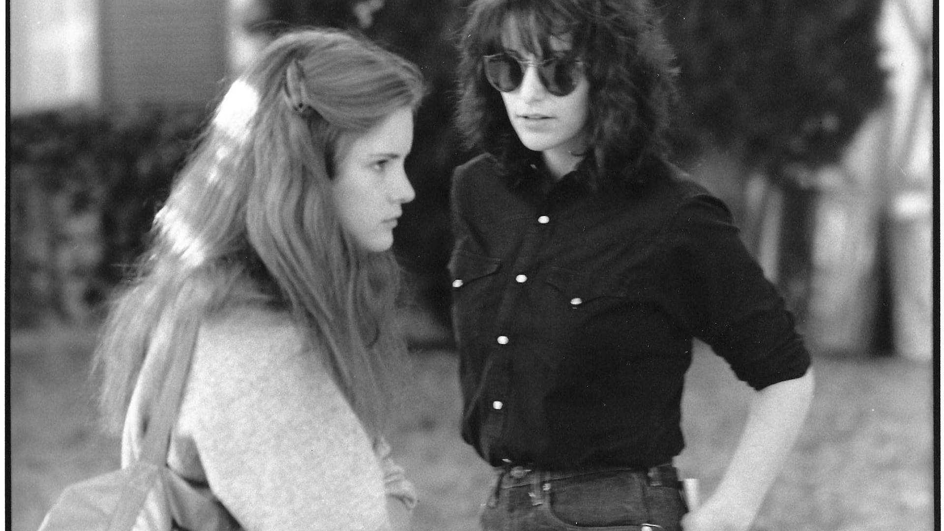 Jennifer Jason Leigh and Amy Heckerling on the set of Fast Times at Ridgemont High (1982)