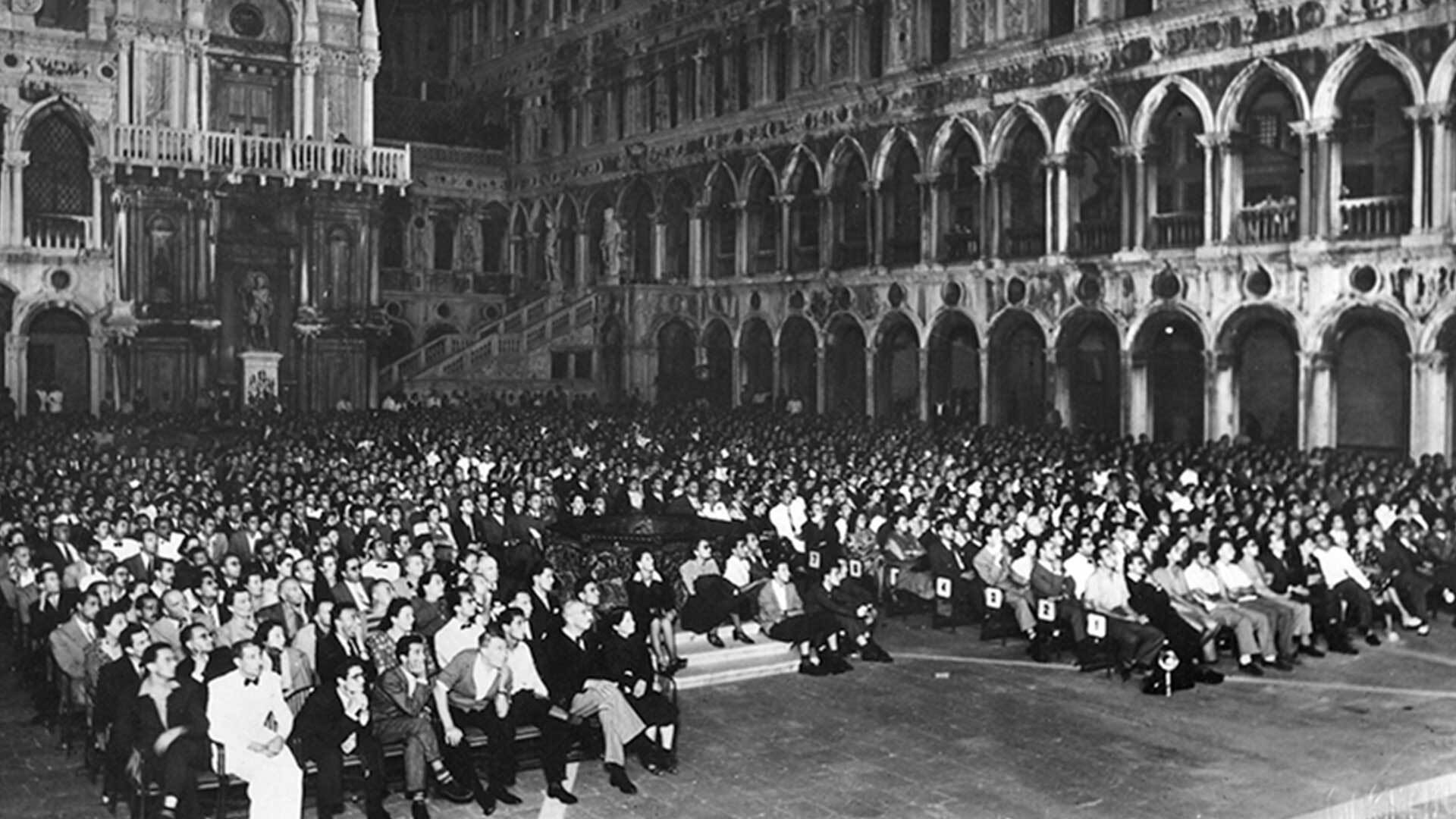 Audience in the courtyard of Palazzo Ducale, 1945 (Credit: Giacomelli)